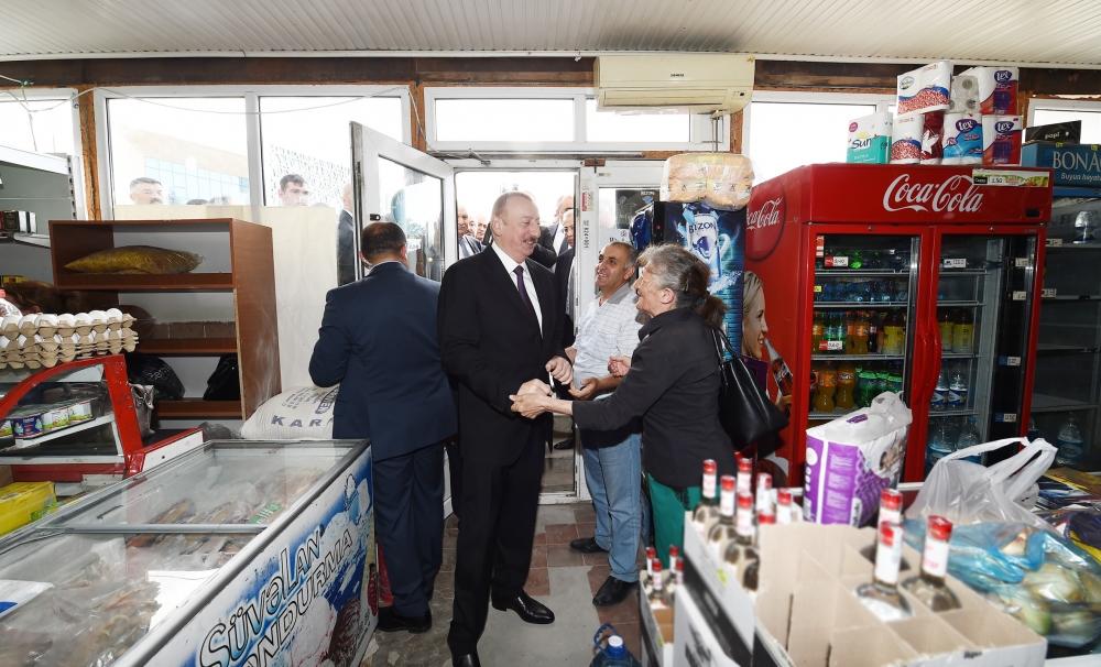 Президент Ильхам Алиев в обычном продуктовом магазине в Баку