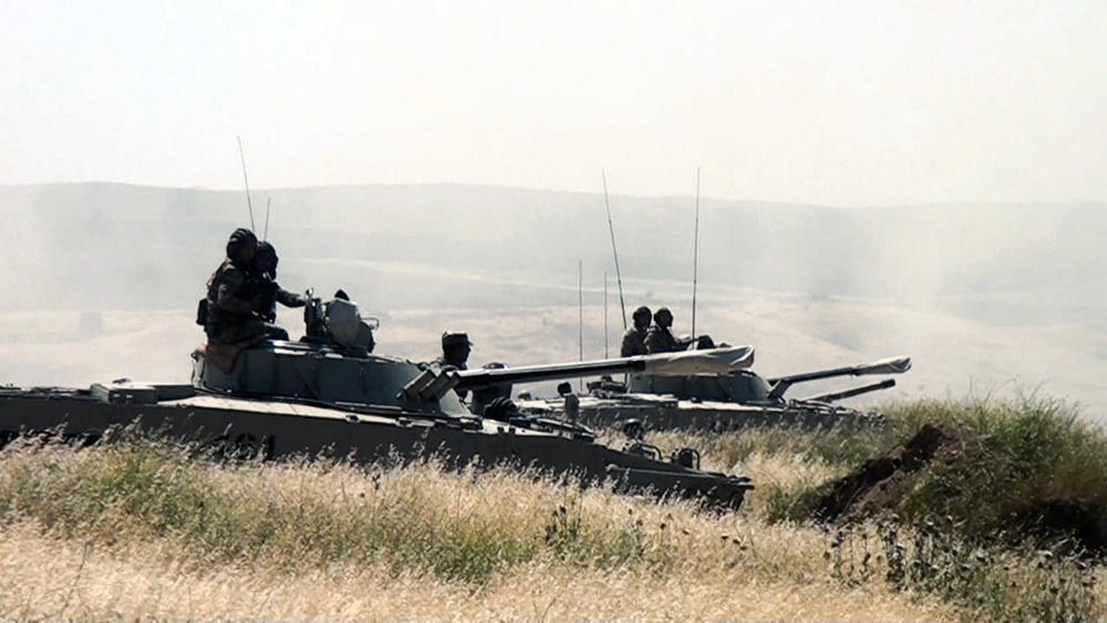 Азербайджан вывел ракетные и артиллерийские установки на огневые позиции
