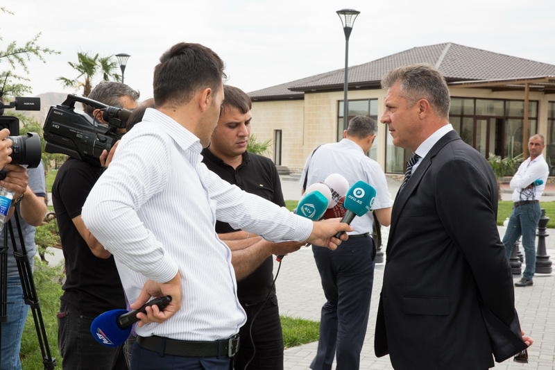 Легендарный кубок Лиги Европы UEFA вчера прибыл в Джоджуг Мерджанлы