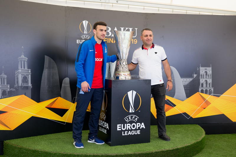 Легендарный кубок Лиги Европы UEFA вчера прибыл в Джоджуг Мерджанлы