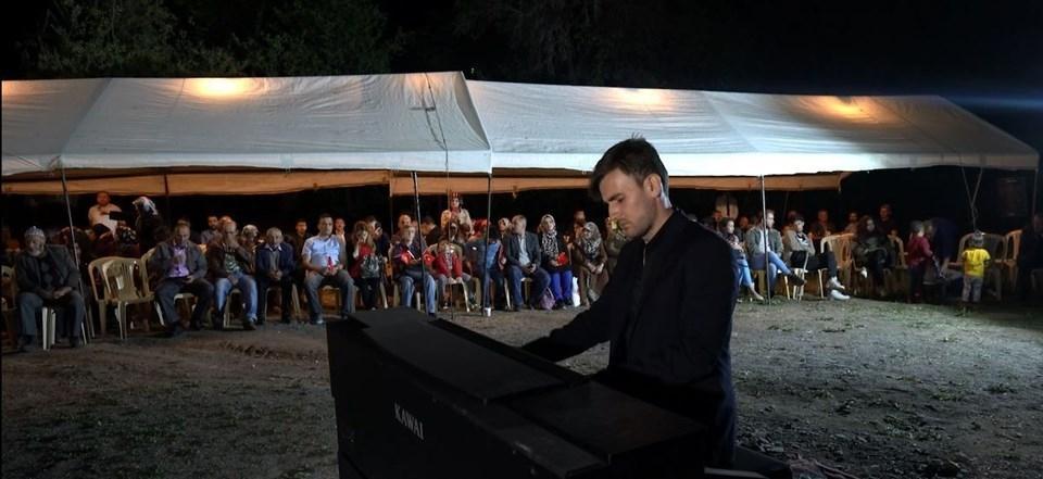 Azərbaycanlı pianoçu traktorun üstündə konsert verdi