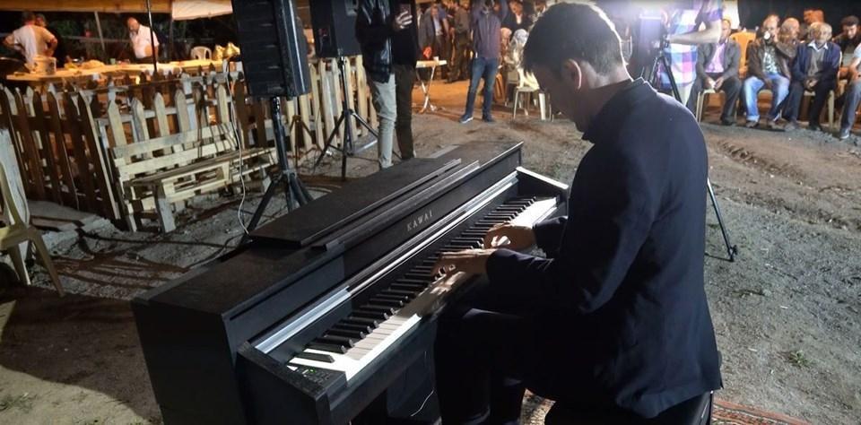 Azərbaycanlı pianoçu traktorun üstündə konsert verdi