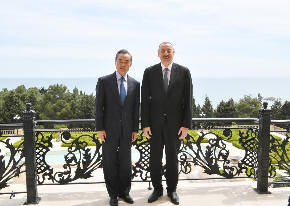 Президент Ильхам Алиев принял министра иностранных дел Китая