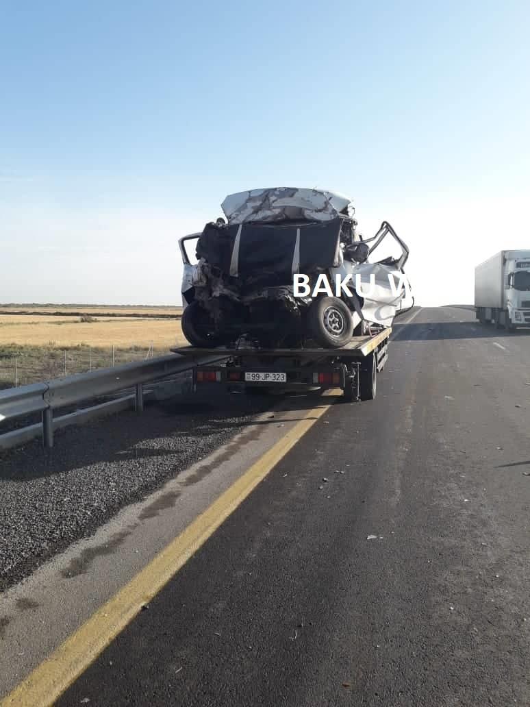 В Азербайджане "КамАЗ" столкнулся с микроавтобусом, есть погибшие