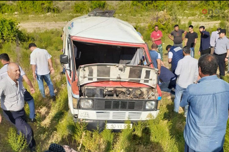 В Азербайджане перевернулся микроавтобус со студентами, есть погибший и пострадавшие