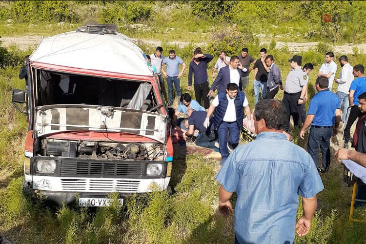 В Азербайджане перевернулся микроавтобус со студентами, есть погибший и пострадавшие
