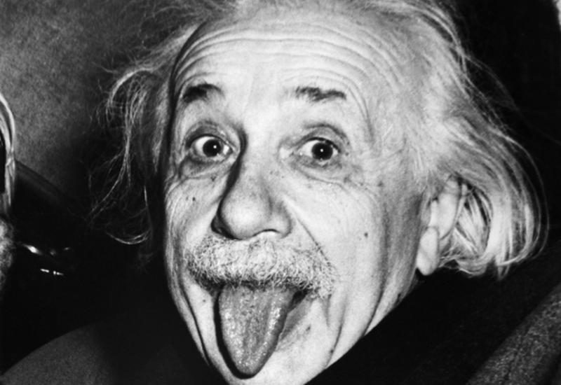 Кому Альберт Эйнштейн показал язык на самом деле?
