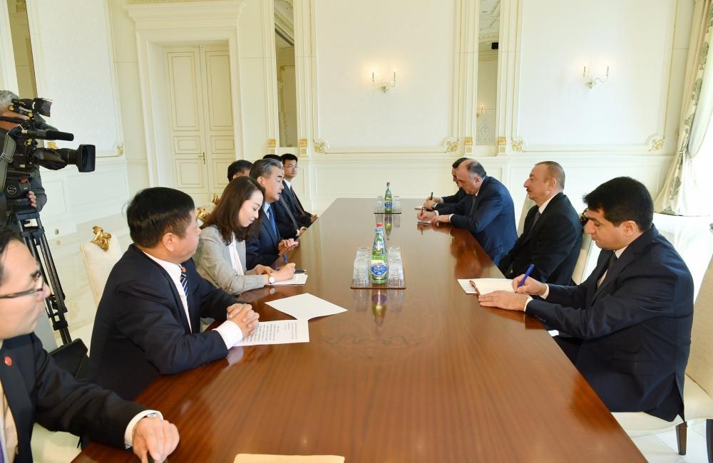 Президент Ильхам Алиев принял министра иностранных дел Китая