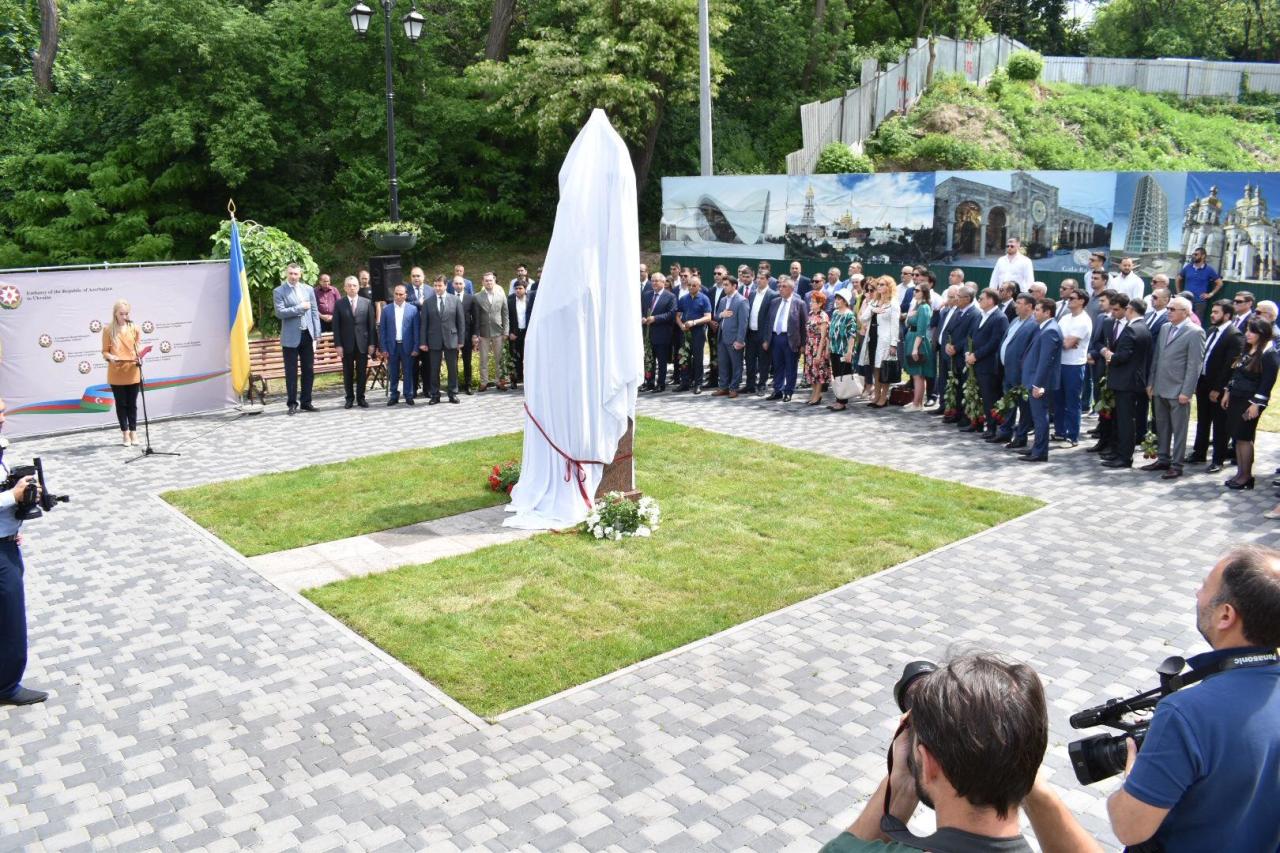 В Киеве установлен памятник Имадеддину Насими