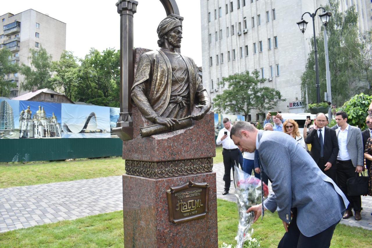 В Киеве установлен памятник Имадеддину Насими