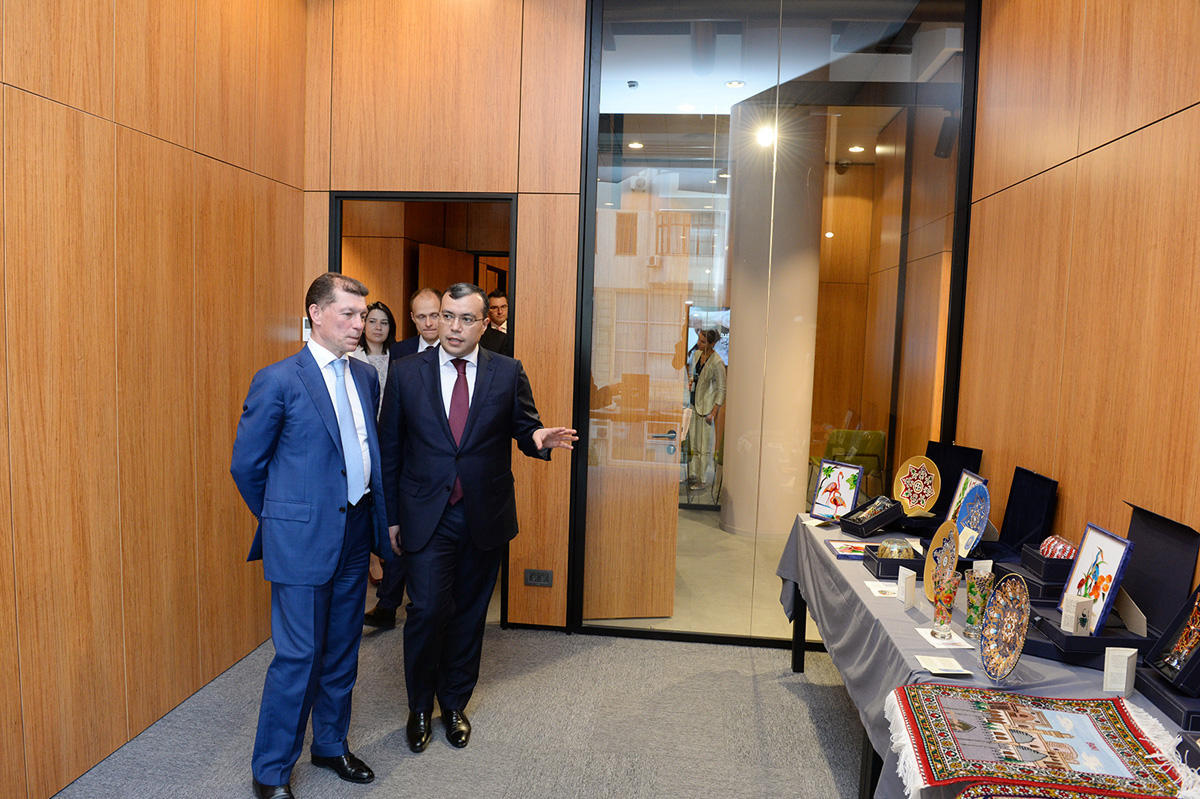 Российский министр в Центре DOST в Баку