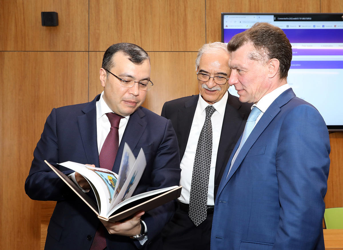 Российский министр в Центре DOST в Баку