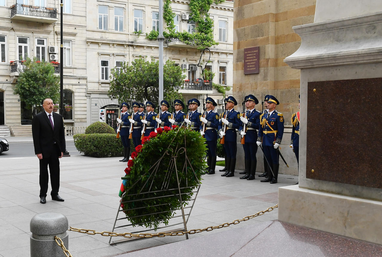 Президент Ильхам Алиев посетил памятник, воздвигнутый в честь Азербайджанской Демократической Республики