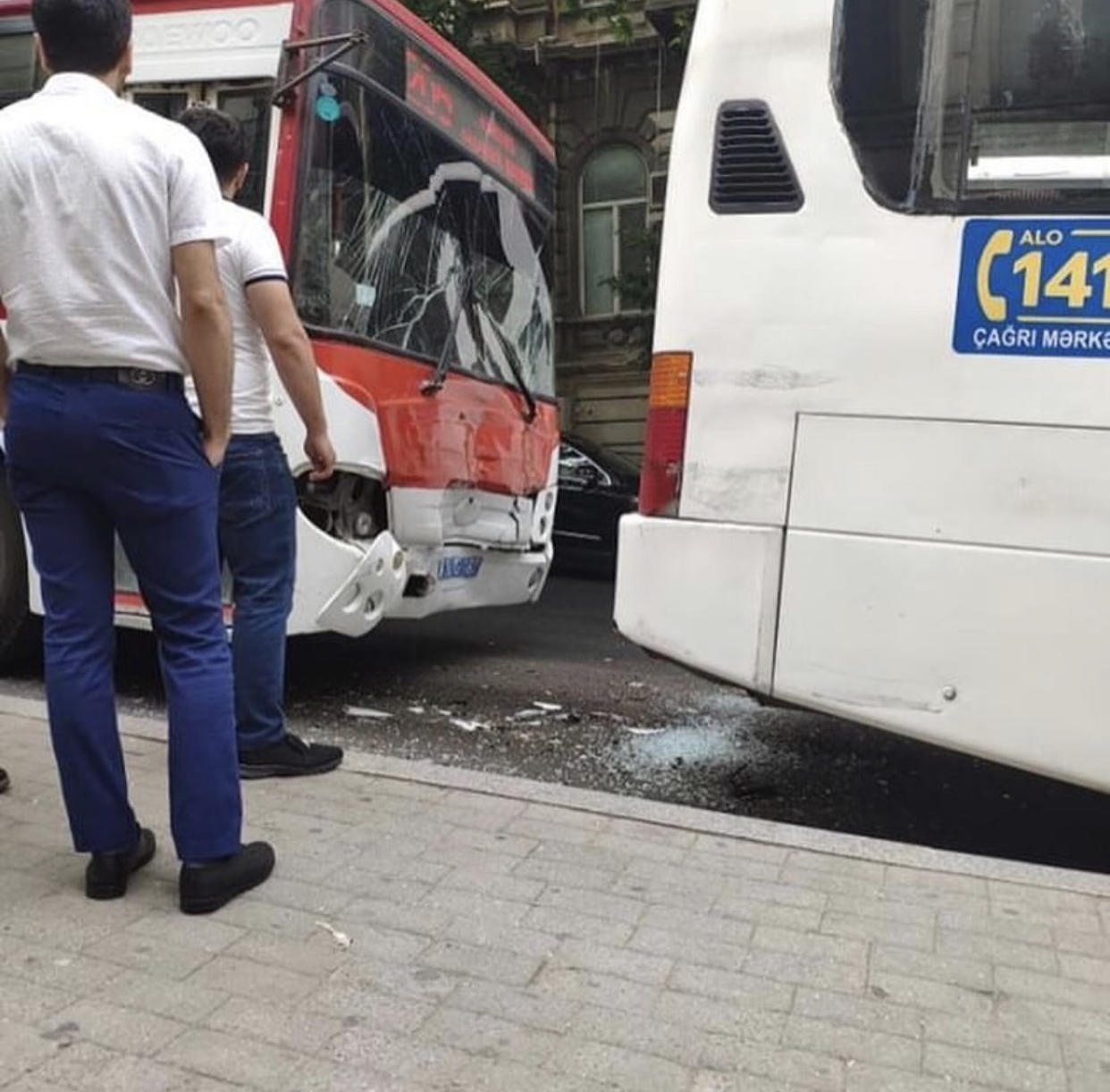 В центре столкнулись сразу 3 автобуса