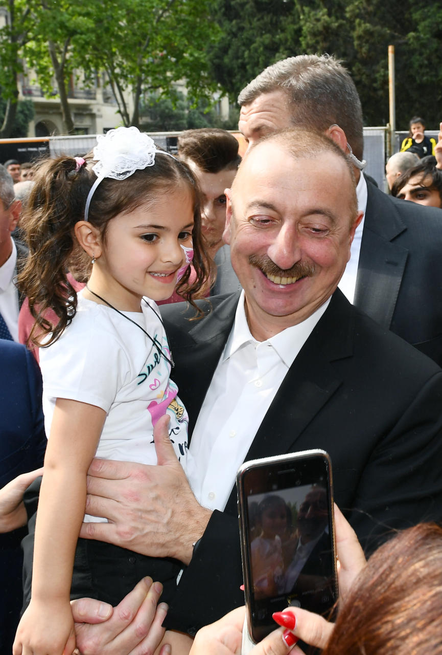 Президент Ильхам Алиев и Первая леди Мехрибан Алиева прогулялись по Приморскому парку в Баку