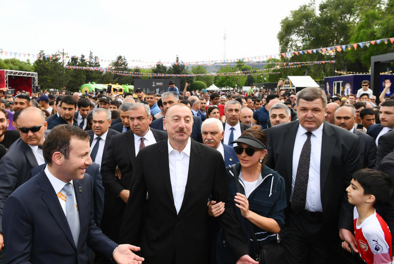 Президент Ильхам Алиев и Первая леди Мехрибан Алиева прогулялись по Приморскому парку в Баку