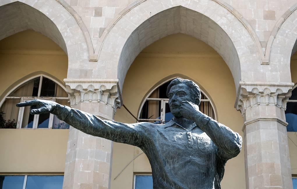Английским болельщикам посоветовали посетить памятник Тофику Бахрамову в Баку