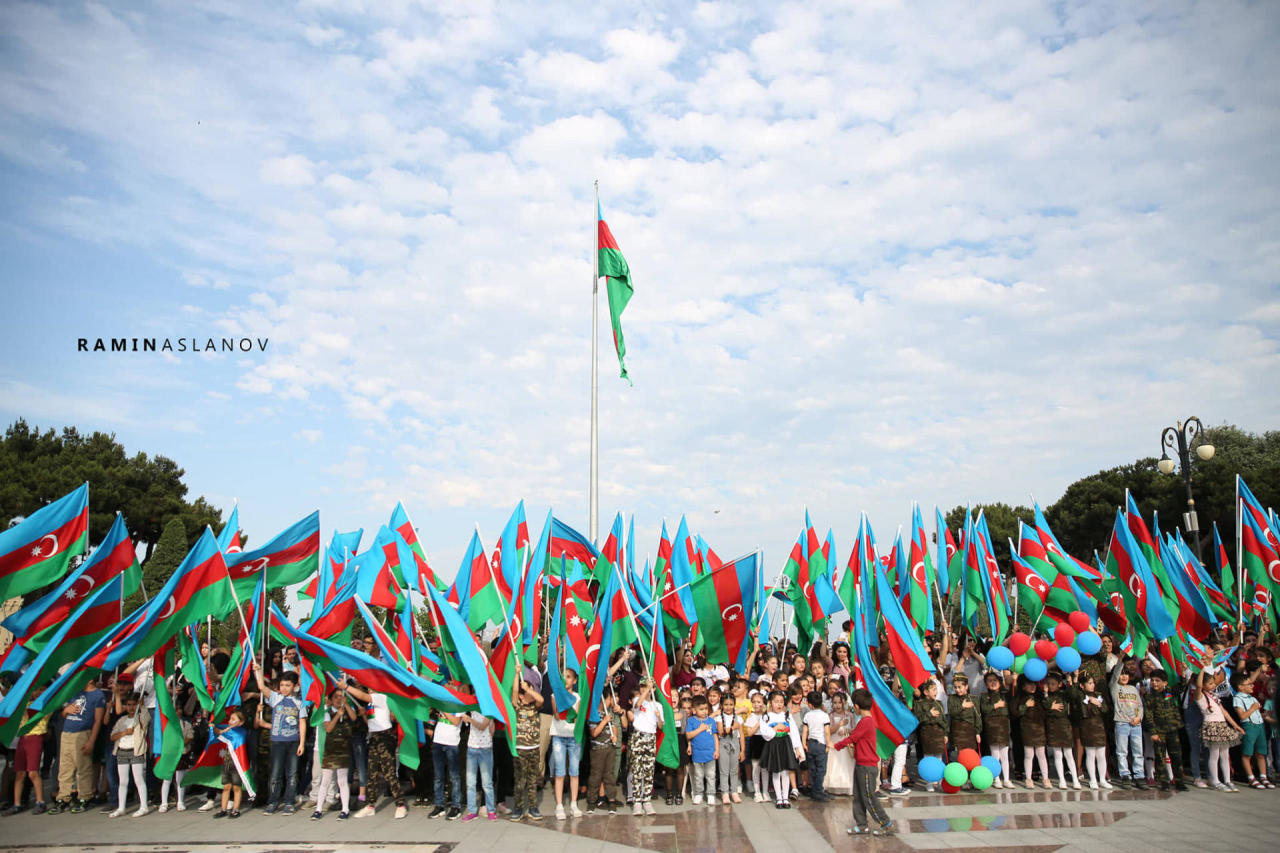 Необычный флешмоб с флагами Азербайджана на бакинском бульваре
