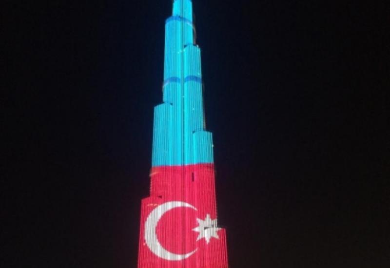Самое высокое здание в мире окрасилось в цвета азербайджанского флага