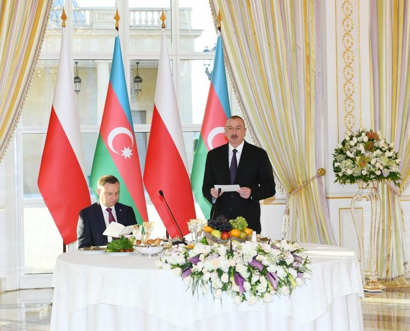Президент Ильхам Алиев: Есть широкие возможности для сотрудничества между Азербайджаном и Польшей в транспортном секторе в рамках коридоров Восток-Запад и Север-Юг
