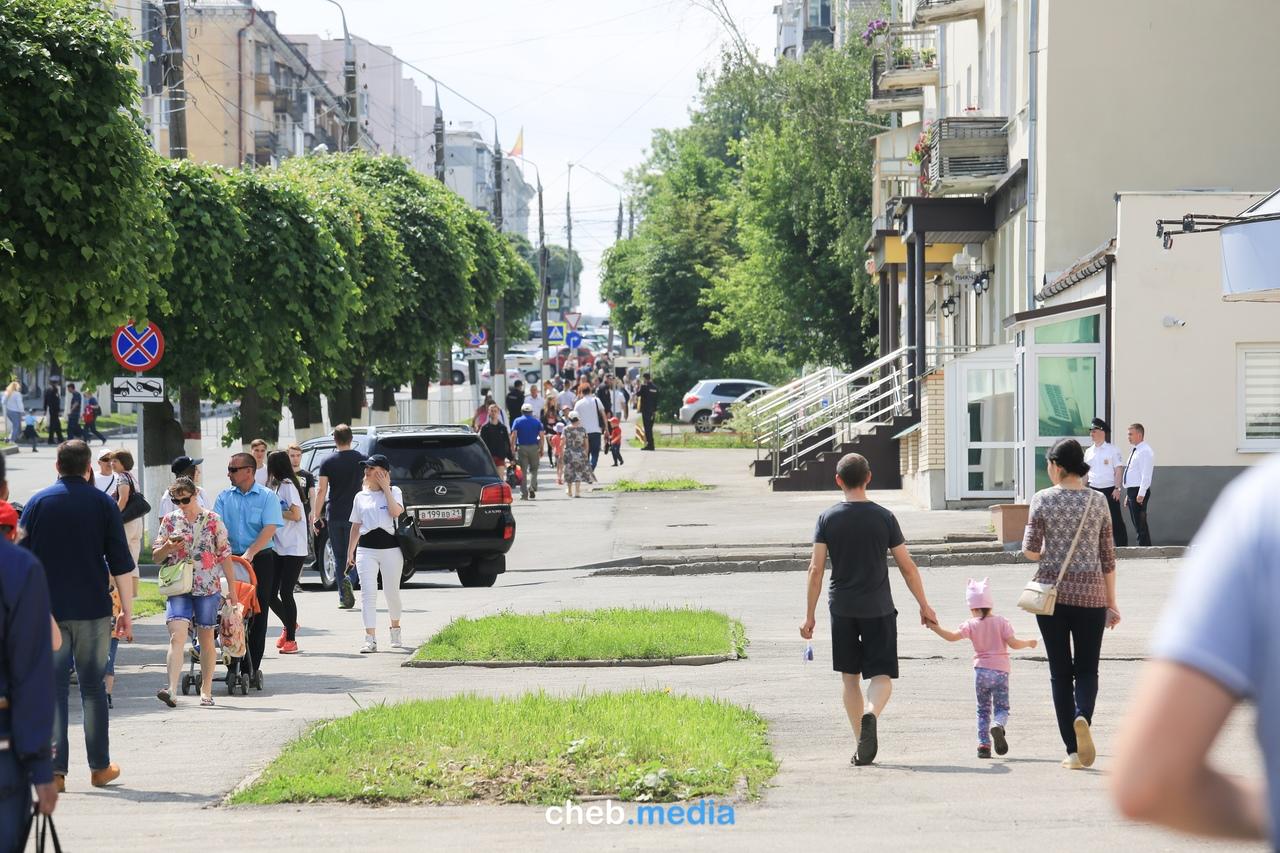 Лица по тротуарам. Якубович Чебоксары тротуар. Якубович езда по тротуару. Якубович Чебоксары. Якубович на тротуаре.