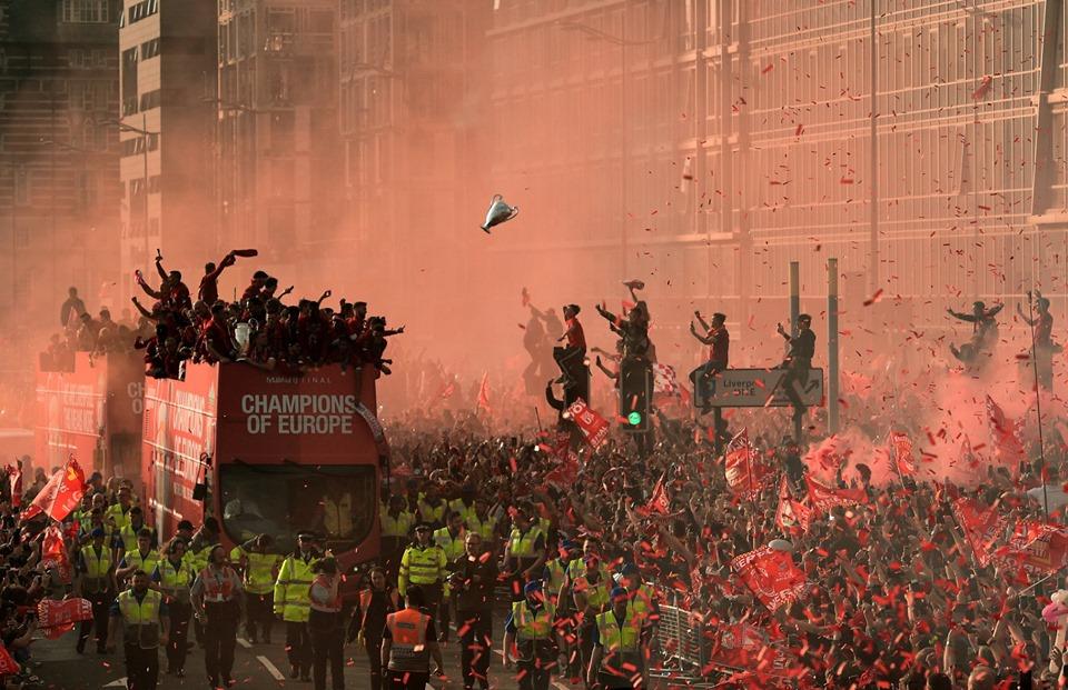 Сотни тысяч фанатов "Ливерпуля" встретили обладателей Кубка Лиги чемпионов