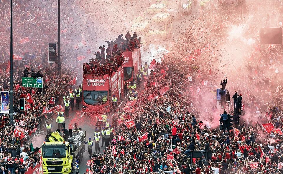 Сотни тысяч фанатов "Ливерпуля" встретили обладателей Кубка Лиги чемпионов