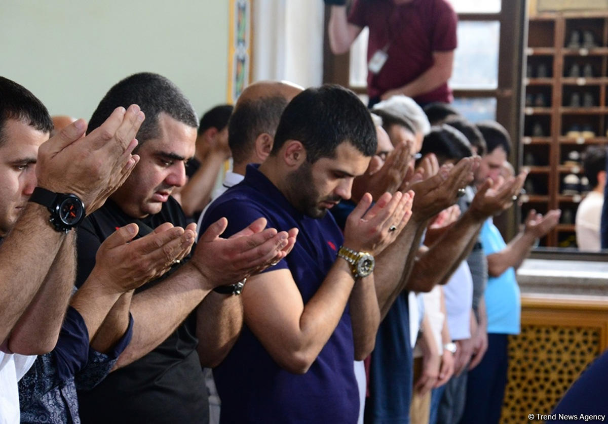 В мечети Тезепир совершен намаз по случаю праздника Рамазан