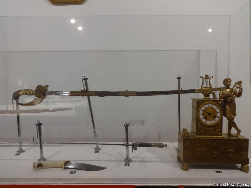 Жемчужины немецкого искусства в Баку - холодное оружие, каминные часы и фарфор