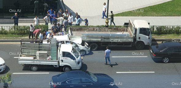Тяжелое ДТП в центре Баку, есть пострадавшие