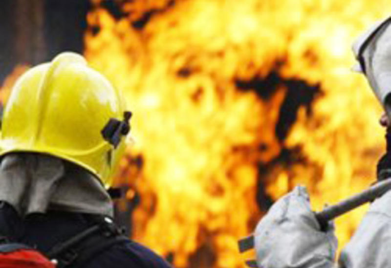 Сильный пожар в центре Баку: кафе сгорело дотла