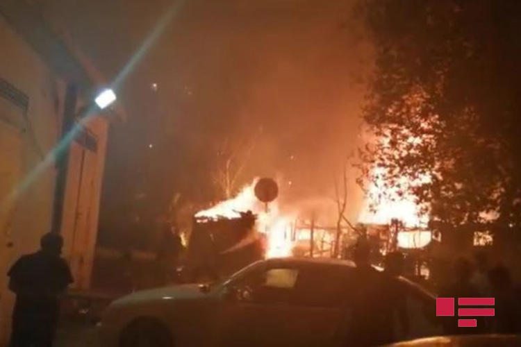 Сильный пожар в центре Баку: кафе сгорело дотла
