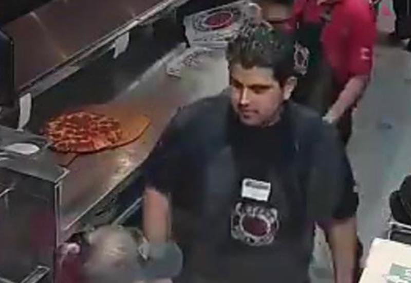 Работник продемонстрировал отличную реакцию, поймав падающую на пол пиццу
