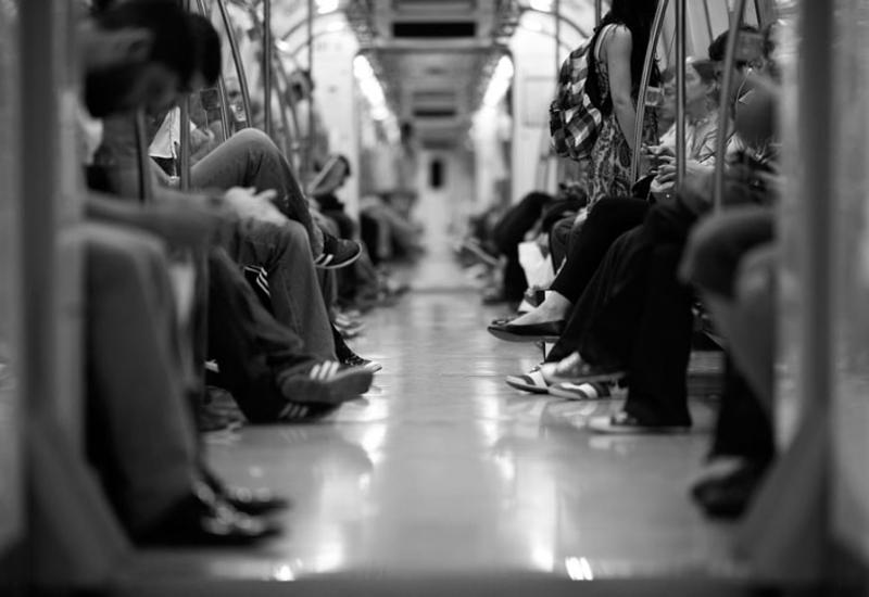 Чтобы заставить женщину встать, парень в метро уселся ей на колени
