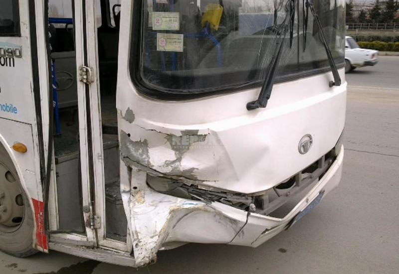 В Баку автобус совершил тяжелую аварию, есть пострадавшие