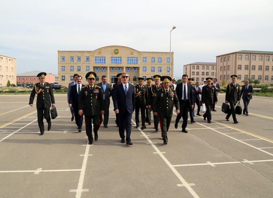 Министры обороны Азербайджана и Турции посетили в Нахчыване Учебно-тренировочный центр и Военный лицей имени Гейдара Алиева