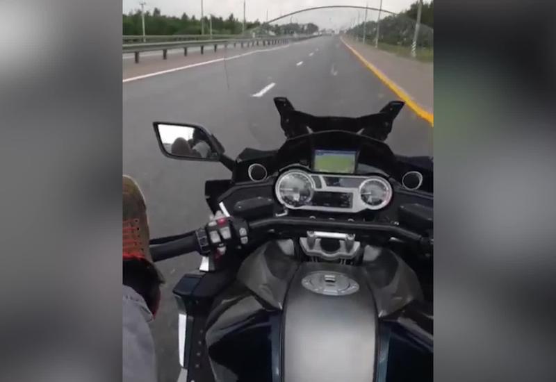 Мотоблогер перед смертью записал видео, как он рулит ногами на скорости 100 км/ч