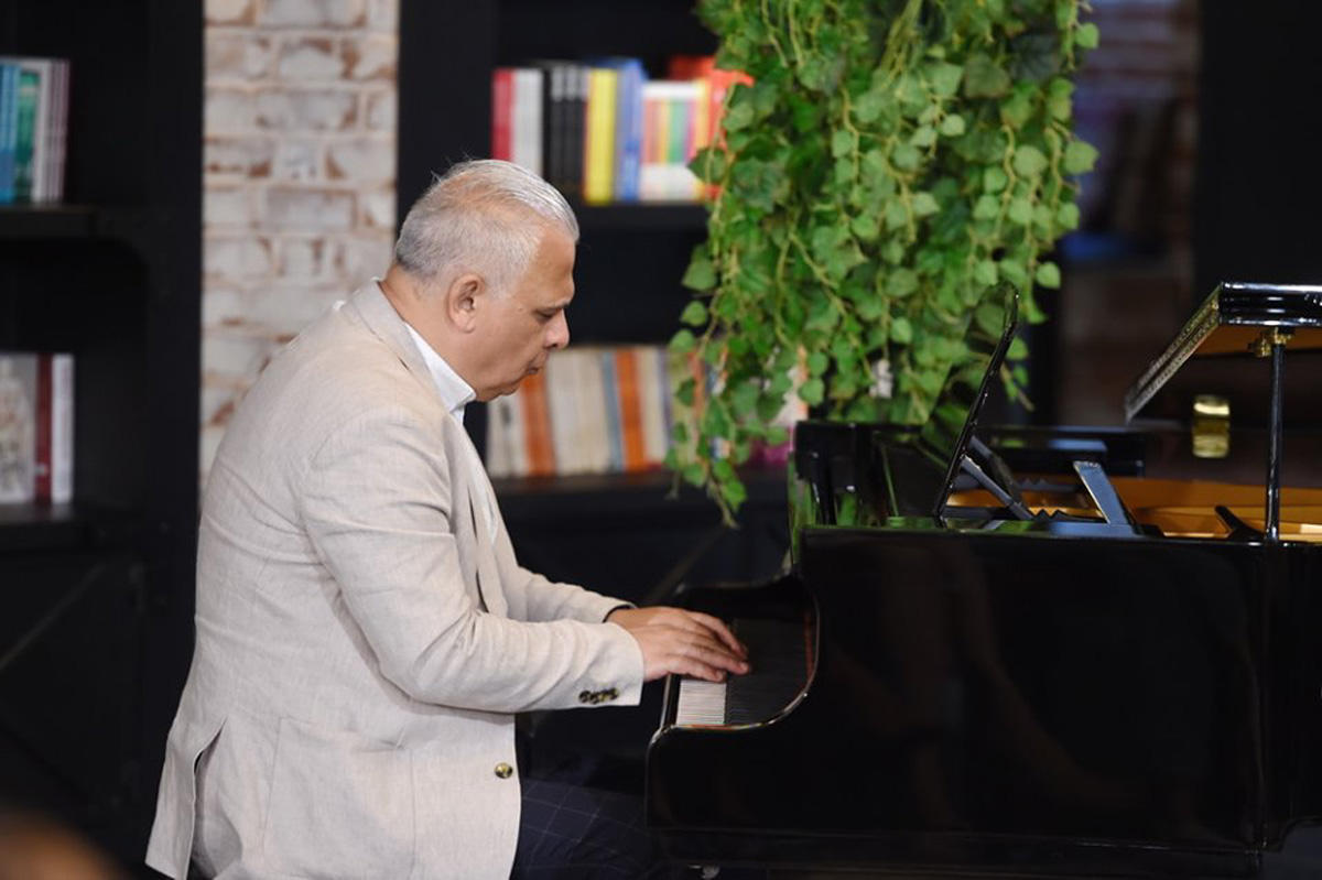 В Бакинском книжном центре прошел вечер, посвященный 80-летию Вагифа Самедоглу