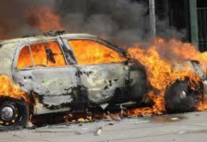 В центре Баку сгорел автомобиль, образовалась пробка