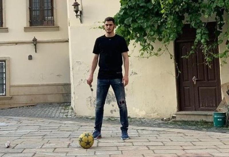 Ramil Şeydayev İçərişəhərdə uşaqlarla futbol oynadı