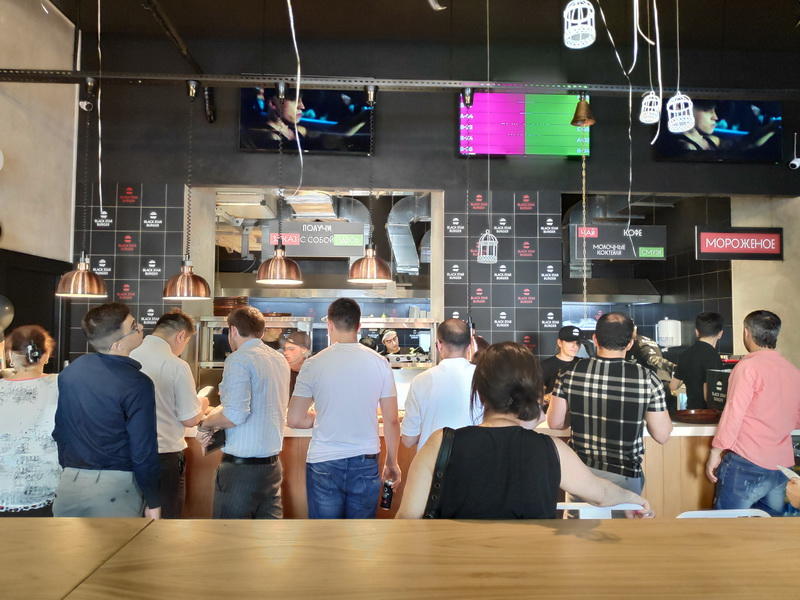 В центре Баку открылся ресторан "Black Star Burger" Тимати