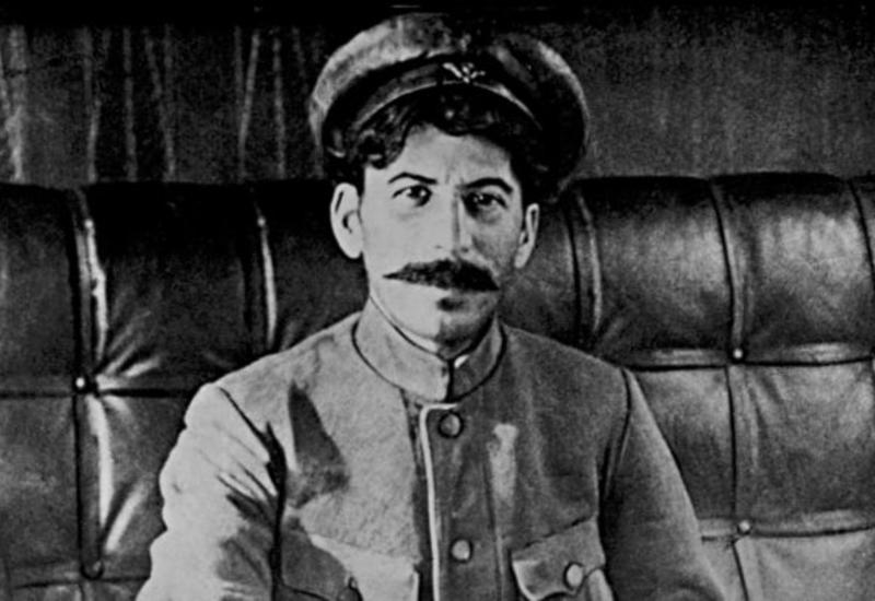 Кем работал Сталин, до того как стать революционером?