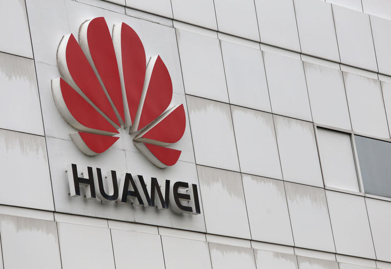 Huawei представила походное зарядное устройство для смартфонов и ноутбуков