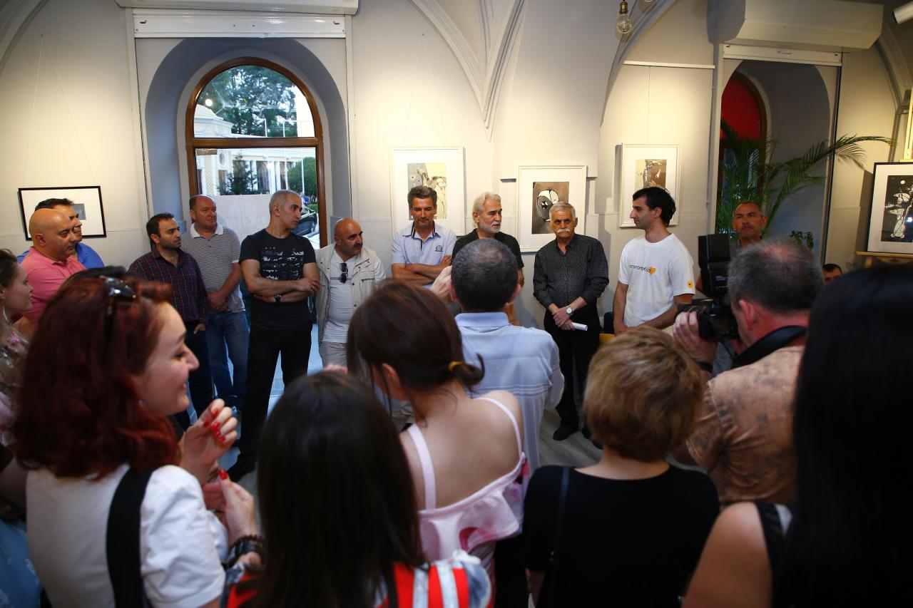 В Баку проходит выставка «-13» Назима Шаха