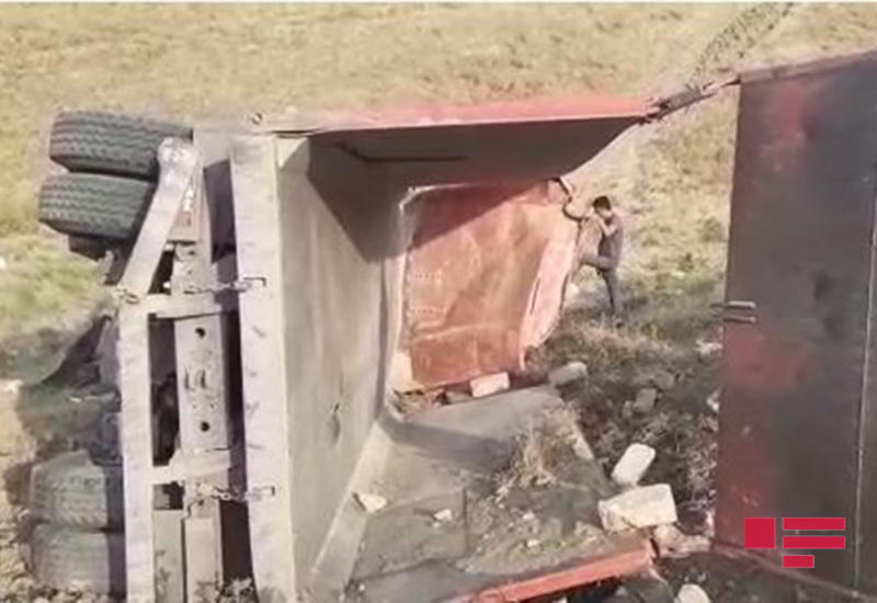 В Шамахинском районе грузовой автомобиль упал с обрыва