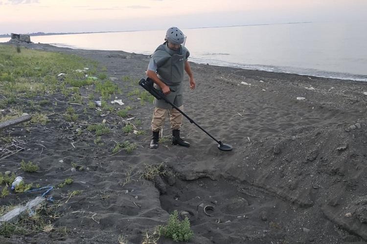 В Азербайджане на пляже нашли мины