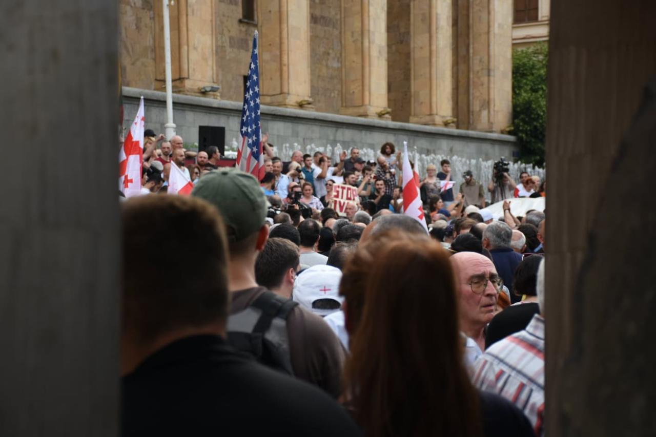 Массовые беспорядки и штурм парламента в Грузии: десятки раненых