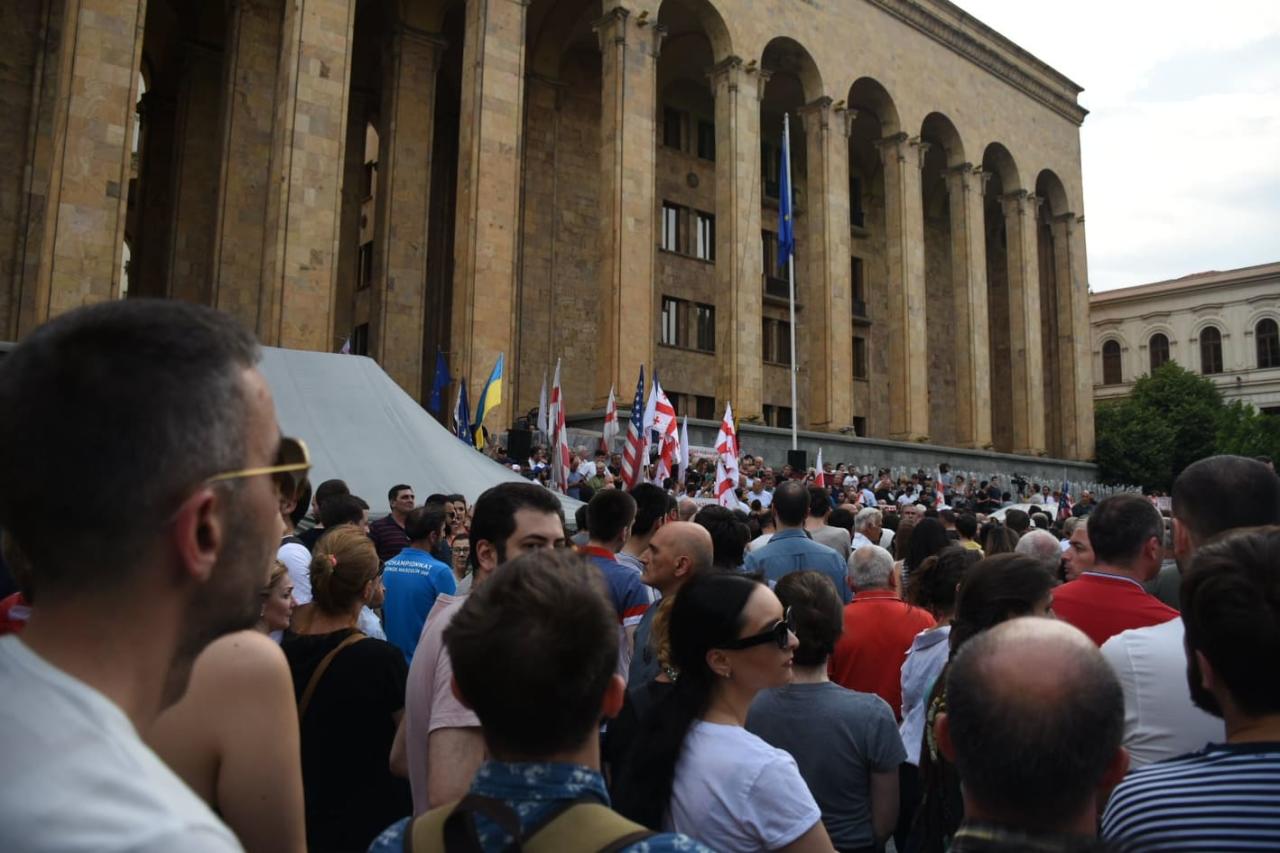 Массовые беспорядки и штурм парламента в Грузии: десятки раненых