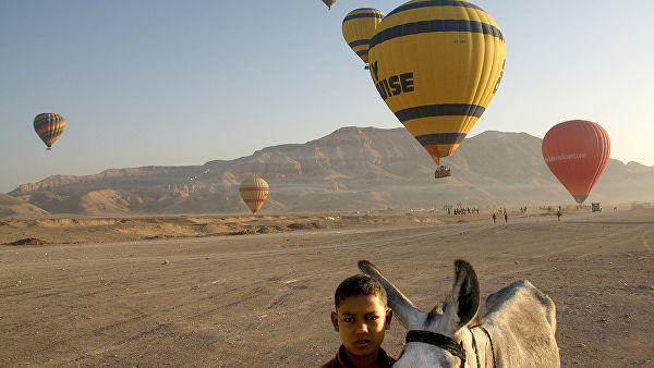 В Египте сильный ветер унес в горы воздушный шар с туристами