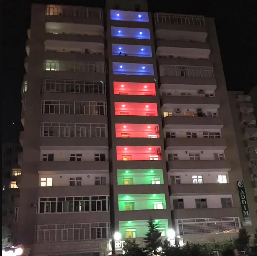 В Баку здание окрасилось в цвета национального флага